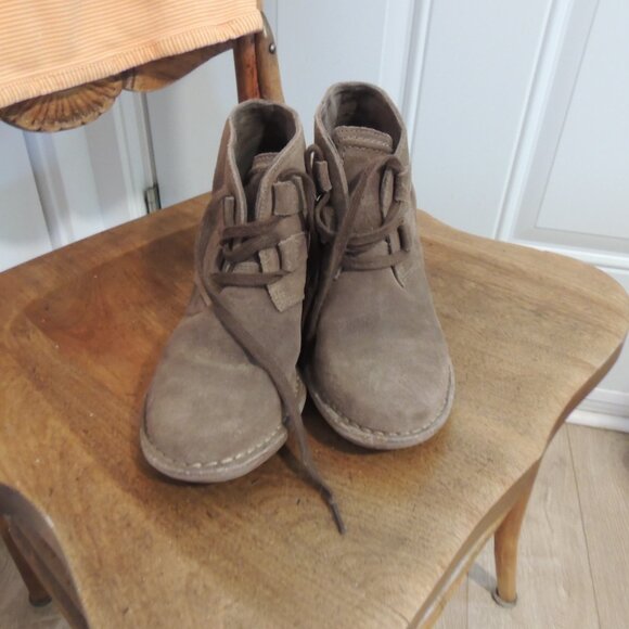 Almost new tan booties from Clarks - Picture 3 of 6